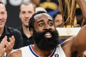 哈登在独行侠比赛中战术调整，最后时刻胜出引发热议！观众掌声雷动(东契奇独行侠爆冷大胜)-九游体育入口