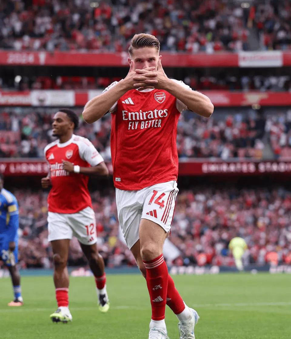 莱万多夫斯基新星重返赛场表现突出，阿森纳前途光明！赛场气氛高涨的简单介绍